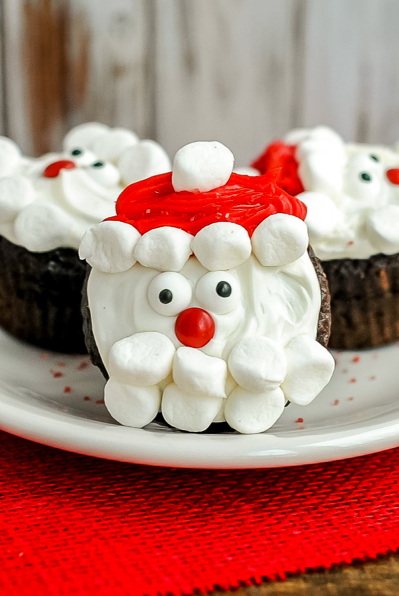 These Santa Claus Cupcakes are great for bringing to a Christmas party - such a fun idea to celebrate this winter holiday! 