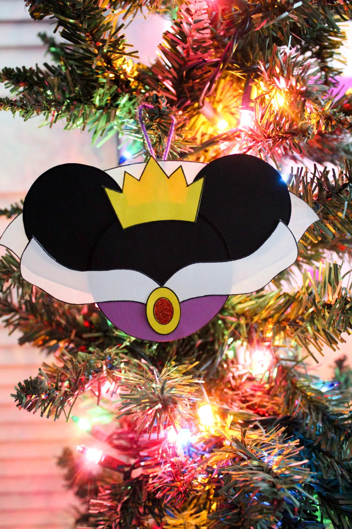 Make a quick & easy DIY Evil Queen Mickey Ears Ornament for your Christmas tree! Instructions and free printable template included.