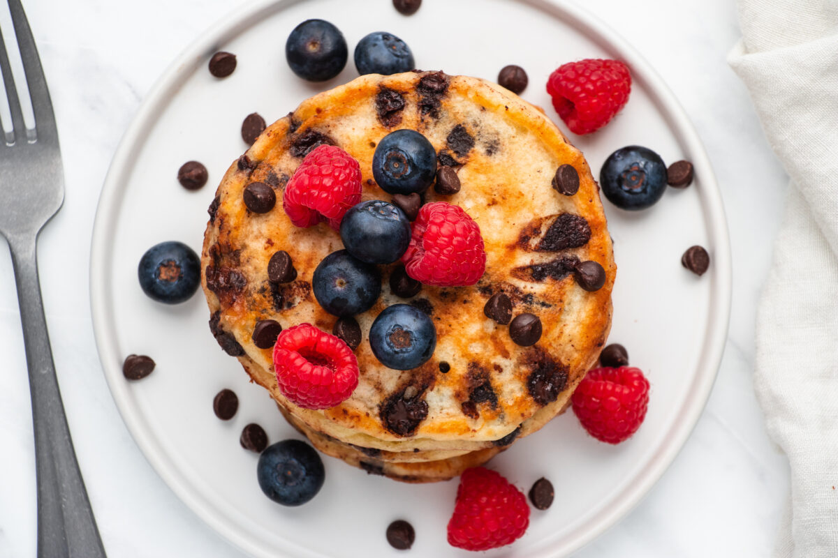 The best chocolate chip pancakes recipe ever! Made with buttermilk, these pancakes are soft and fluffy! Add berries for extra flavour!