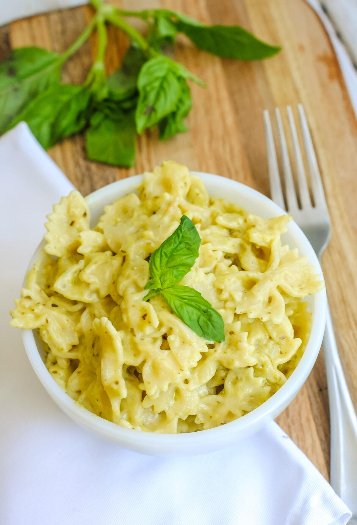 This stovetop pesto mac and cheese recipe is quick, simple, creamy, and so flavorful! A perfect weeknight meal filled with cheese and pesto.