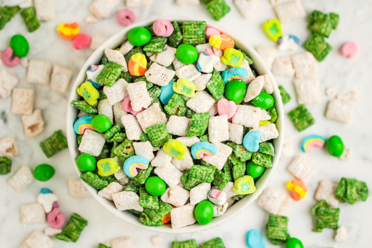 Celebrate St. Patrick's Day with this tasty St. Patrick's Day muddy buddies recipe! It's perfect for a party or a fun snack to enjoy at home.