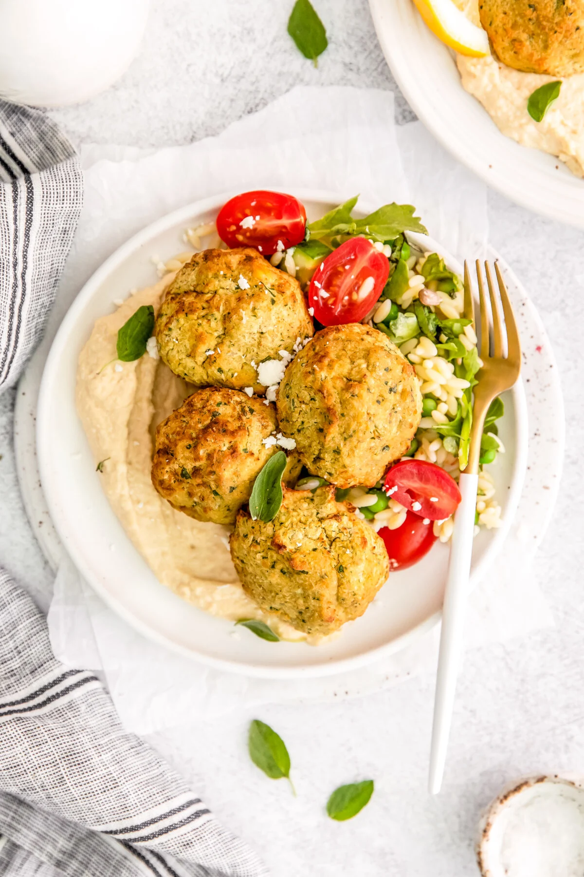 This air fryer falafel recipe is an easy and healthy way to make falafel that are crispy on the outside and deliciously soft on the inside.