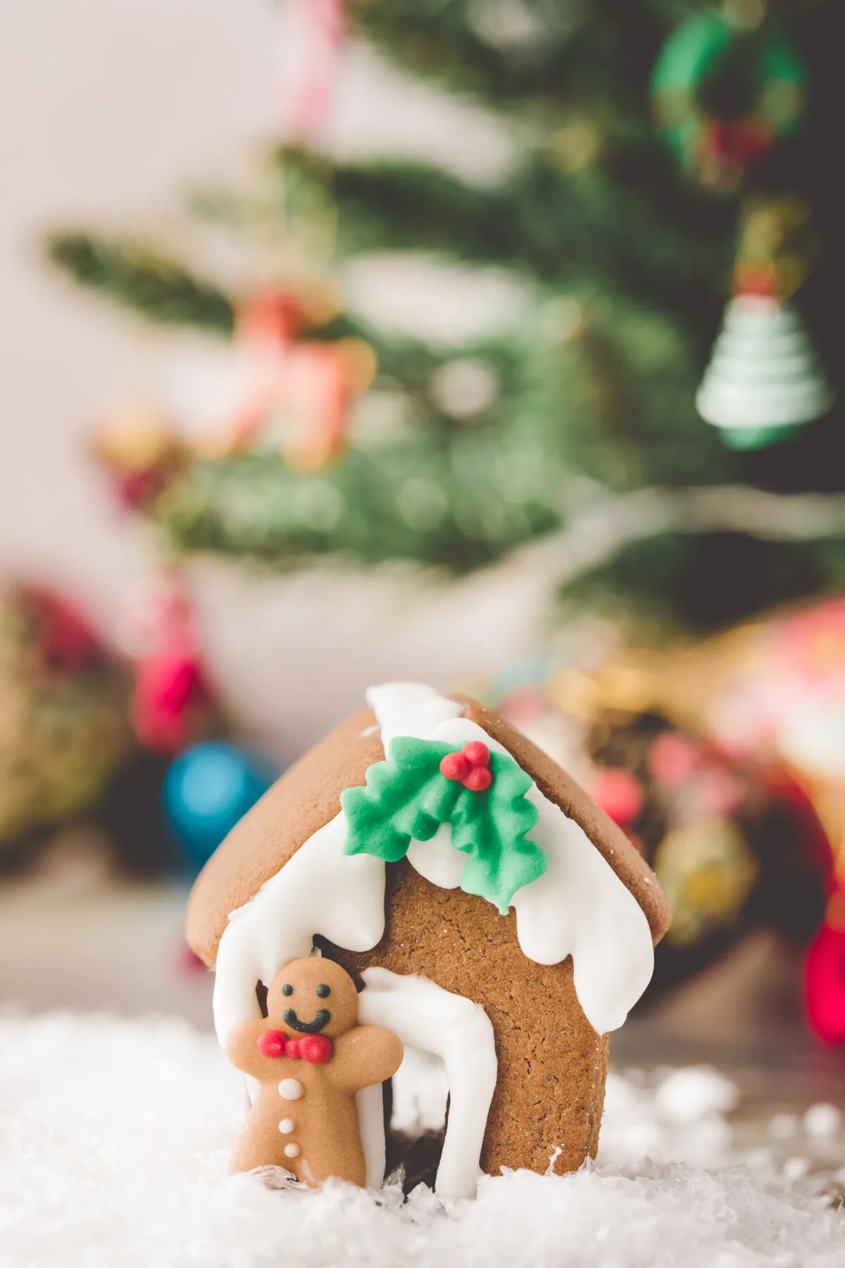 Make your own little gingerbread house mug toppers with this recipe. These mini gingerbread houses are adorable and festive holiday treats.