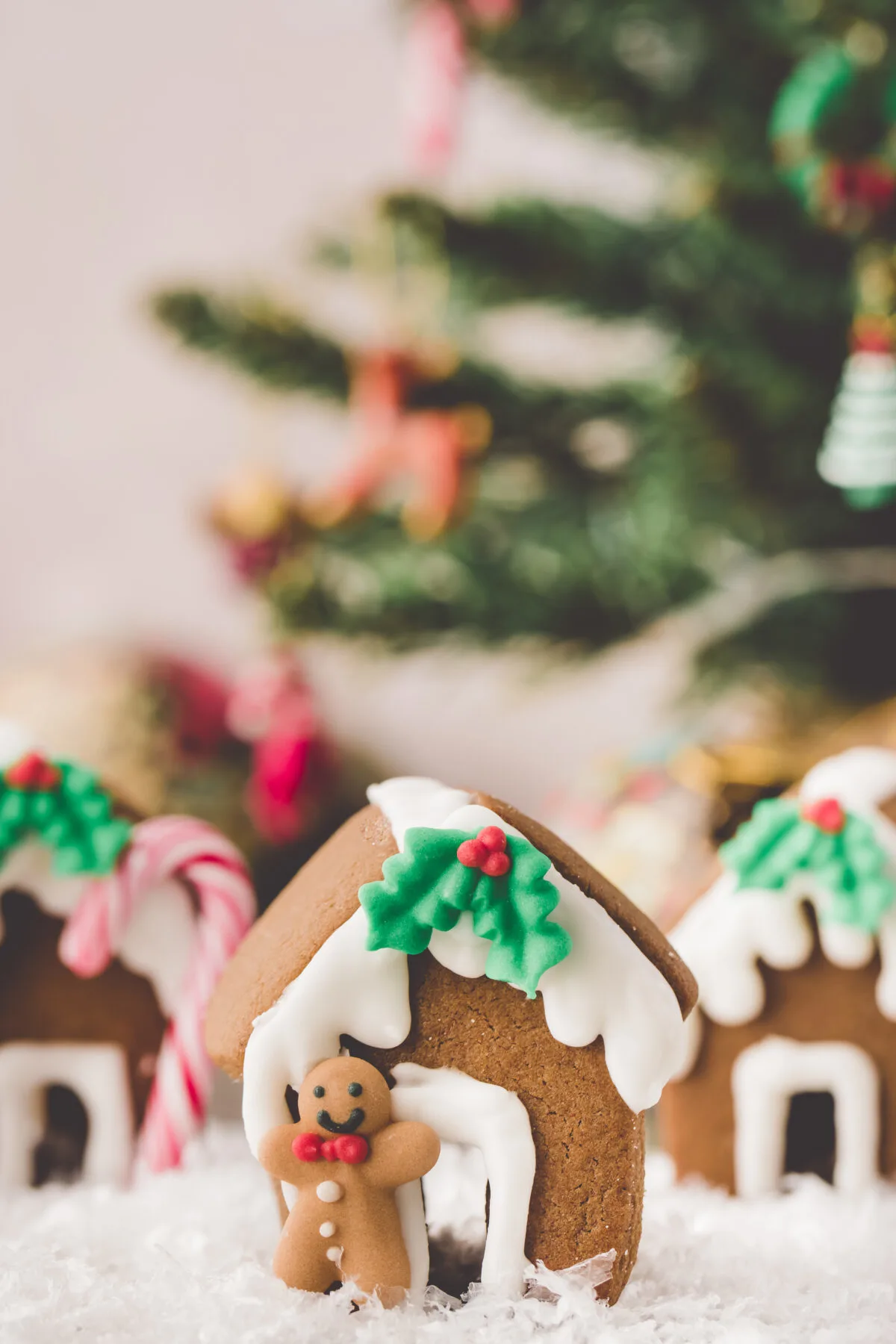 Make your own little gingerbread house mug toppers with this recipe. These mini gingerbread houses are adorable and festive holiday treats.