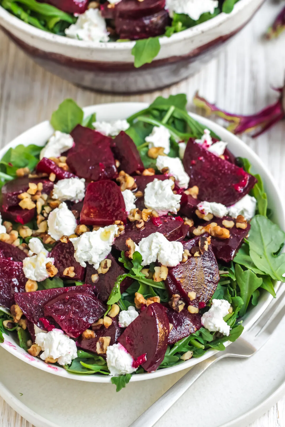 Looking for a delicious and healthy salad recipe? Check out this balsamic roasted beet salad with goat cheese and walnuts!