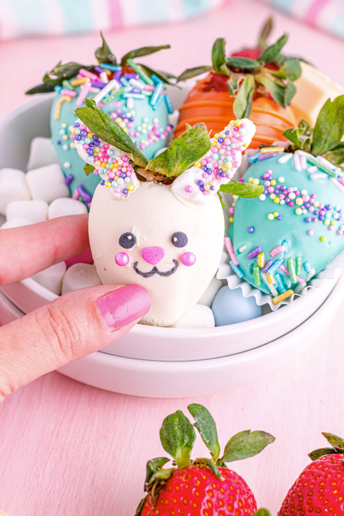 Looking for a delicious and easy Easter dessert? Check out our step-by-step guide to making Easter chocolate covered strawberries.
