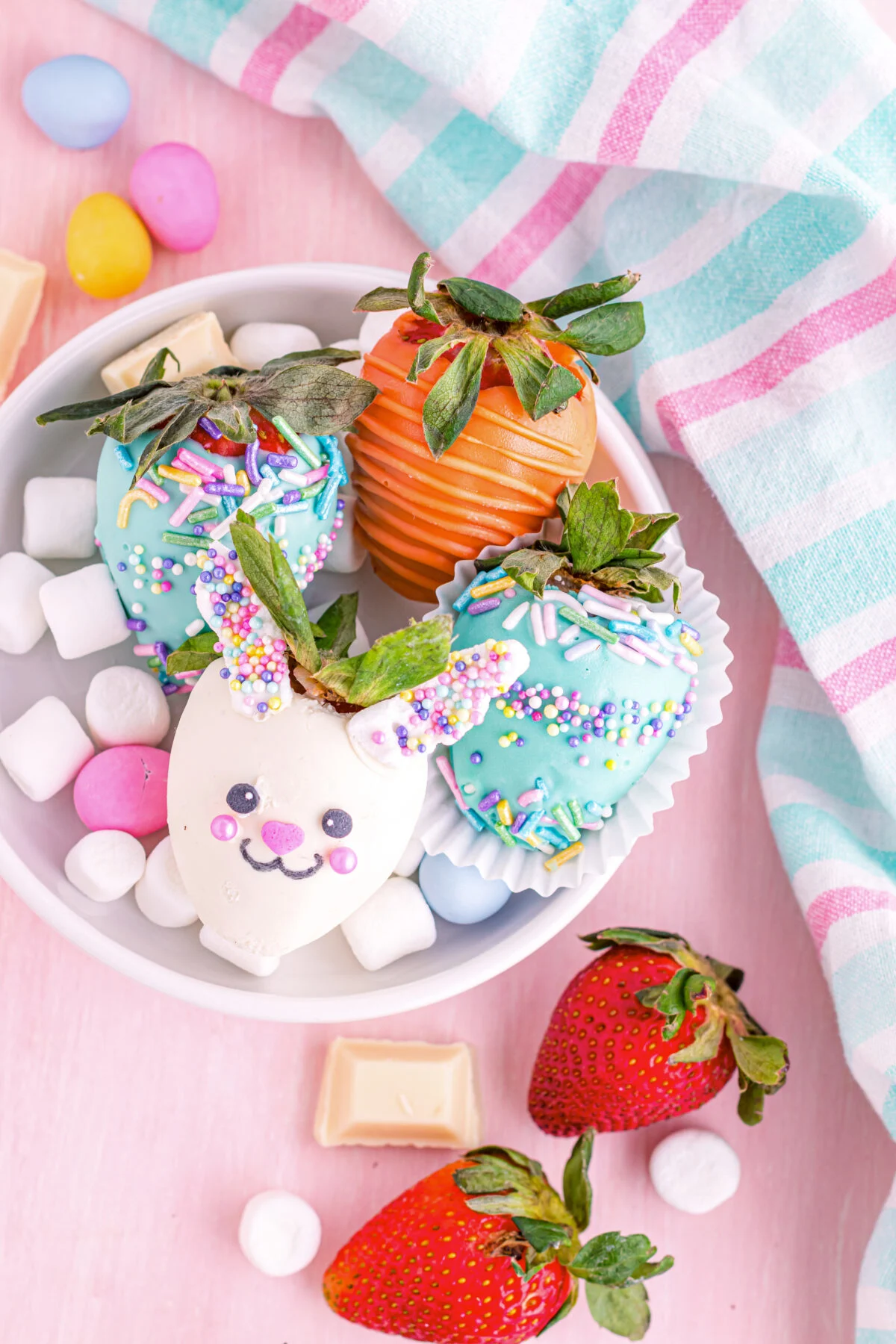 Looking for a delicious and easy Easter dessert? Check out our step-by-step guide to making Easter chocolate covered strawberries.
