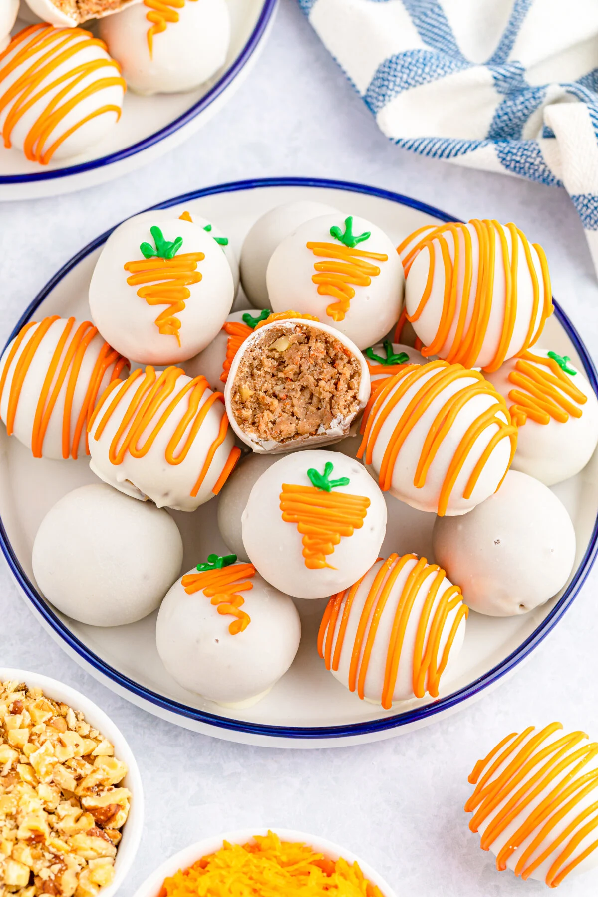 A blend of carrot cake mix, cream cheese, walnuts and white chocolate - these Carrot Cake Cheesecake Bites are a twist on classic carrot cake!