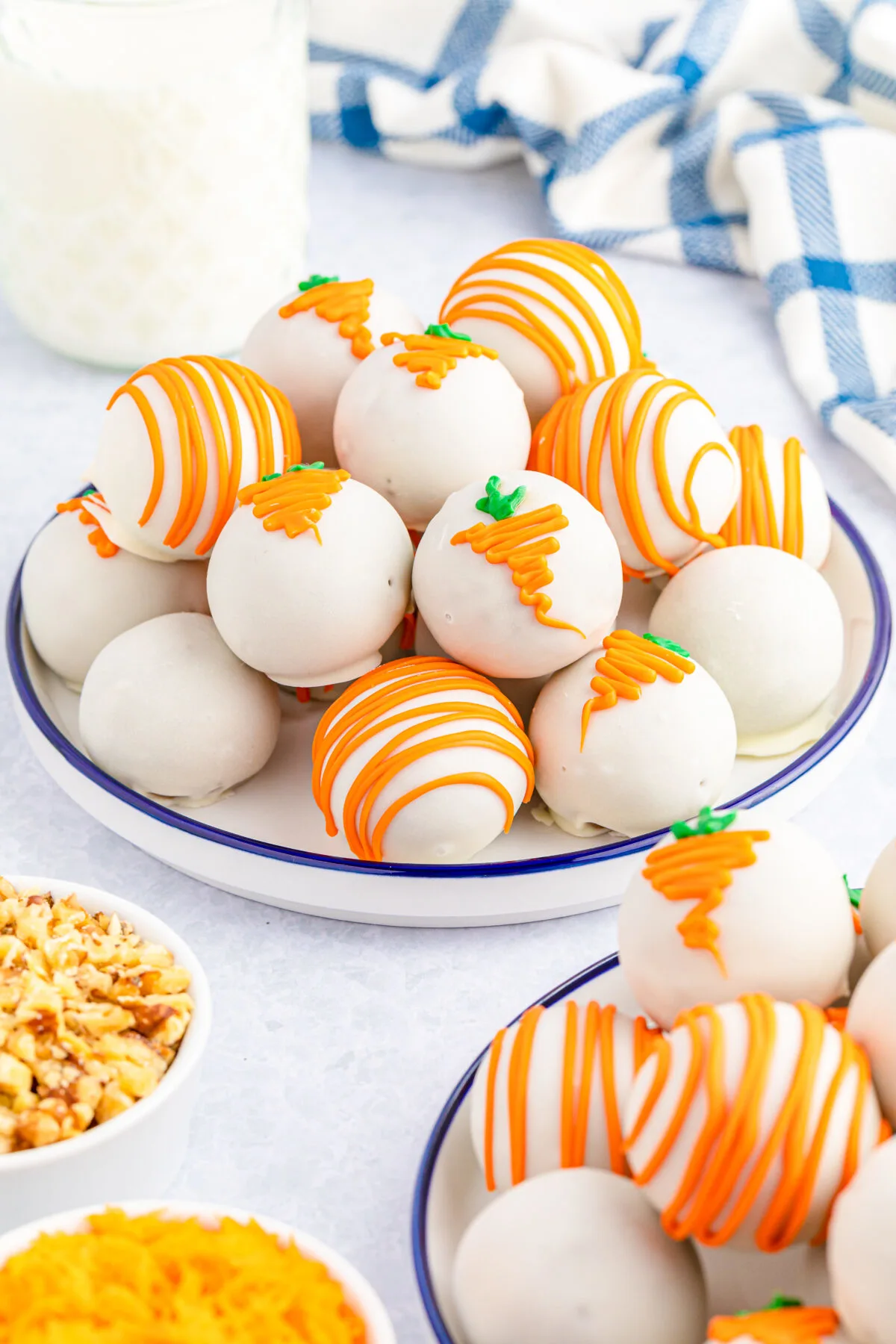 A blend of carrot cake mix, cream cheese, walnuts and white chocolate - these Carrot Cake Cheesecake Bites are a twist on classic carrot cake!