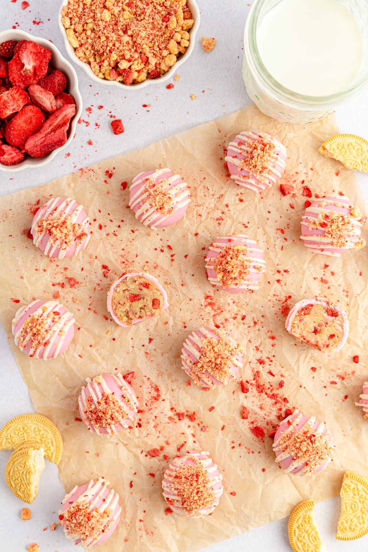 A delicious treat for summer parties, these strawberry shortcake Oreo balls combine golden Oreos, freeze-dried strawberries, and cream cheese!