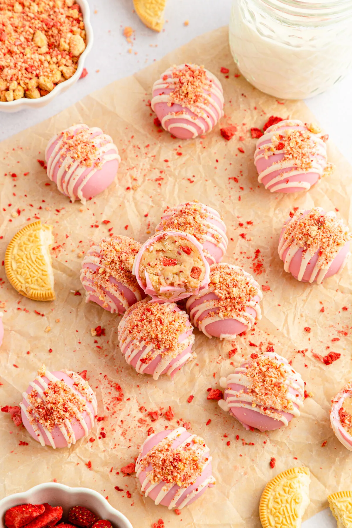 A delicious treat for summer parties, these strawberry shortcake Oreo balls combine golden Oreos, freeze-dried strawberries, and cream cheese!