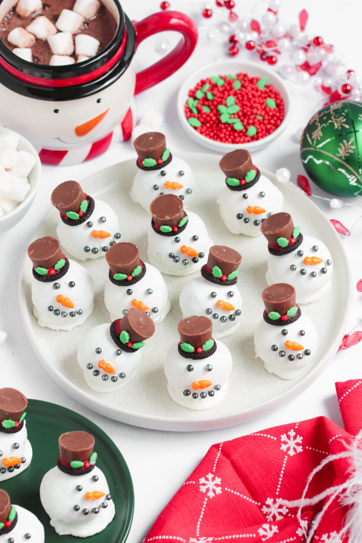 Get into the holiday spirit with these delicious and fun snowman Oreo balls. They’re sure to add cheer to your festive spread this season.