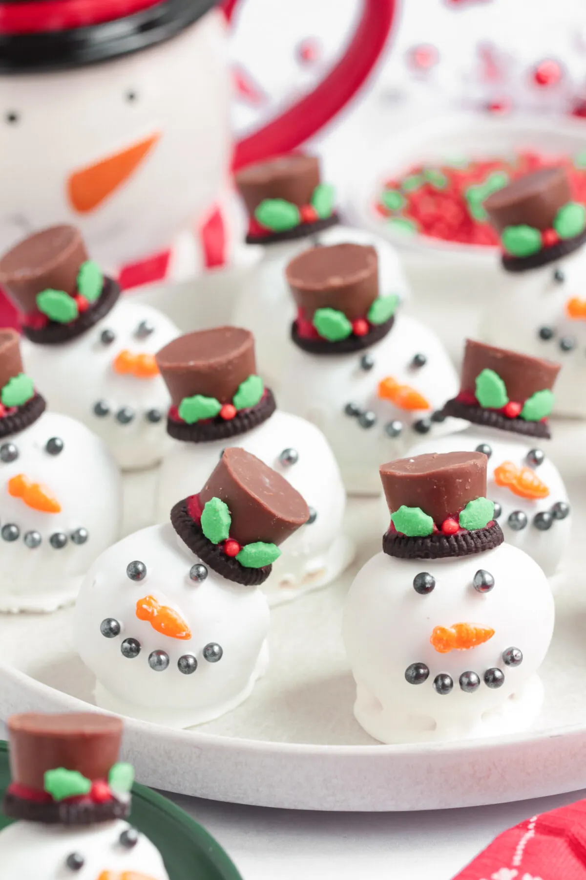 Get into the holiday spirit with these delicious and fun snowman Oreo balls. They’re sure to add cheer to your festive spread this season.