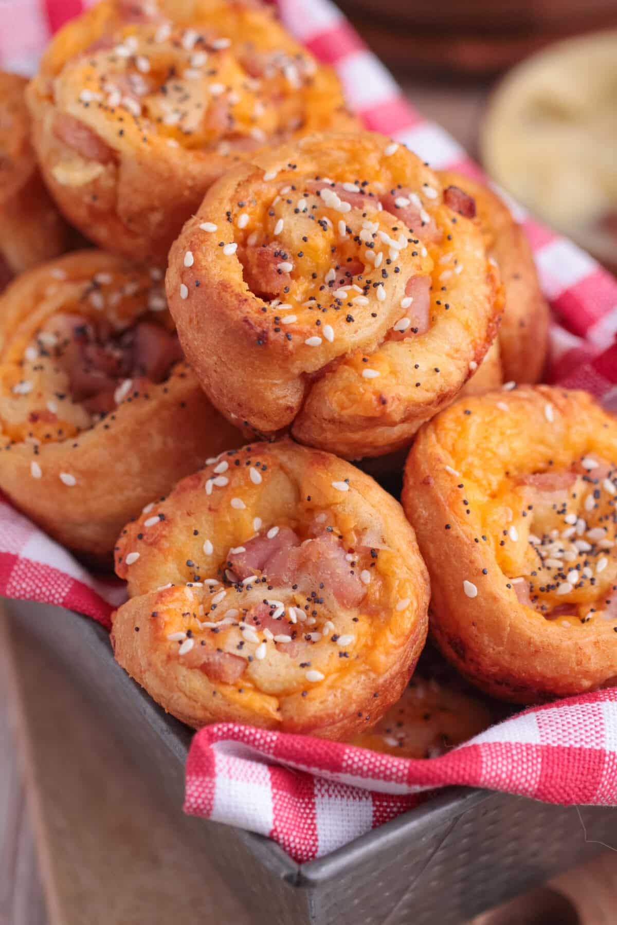 Easy Ham and Cheese Cruffins made with crescent dough, cheddar, ham, garlic butter, and everything bagel seasoning. Perfect for brunch.