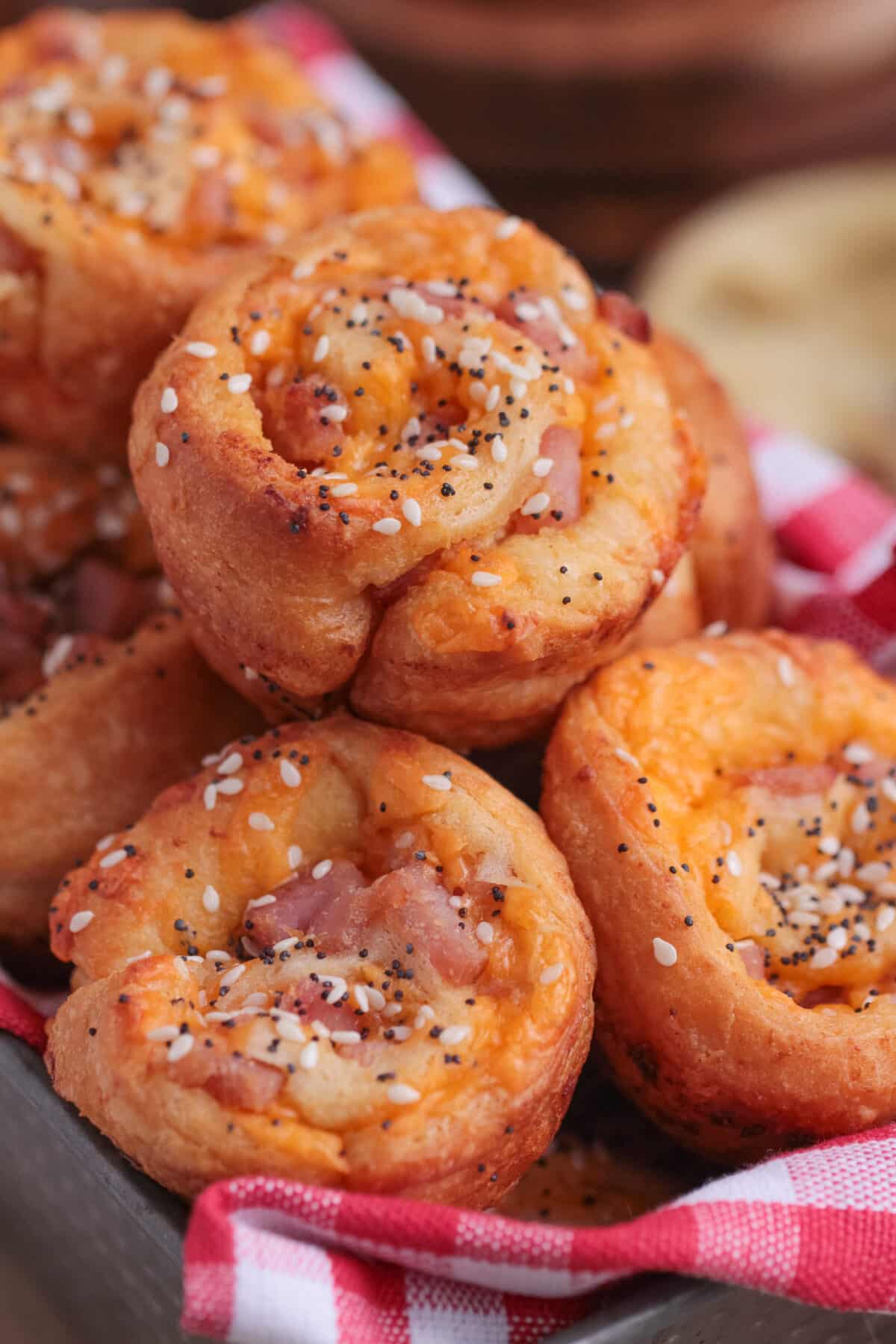 Easy Ham and Cheese Cruffins made with crescent dough, cheddar, ham, garlic butter, and everything bagel seasoning. Perfect for brunch.