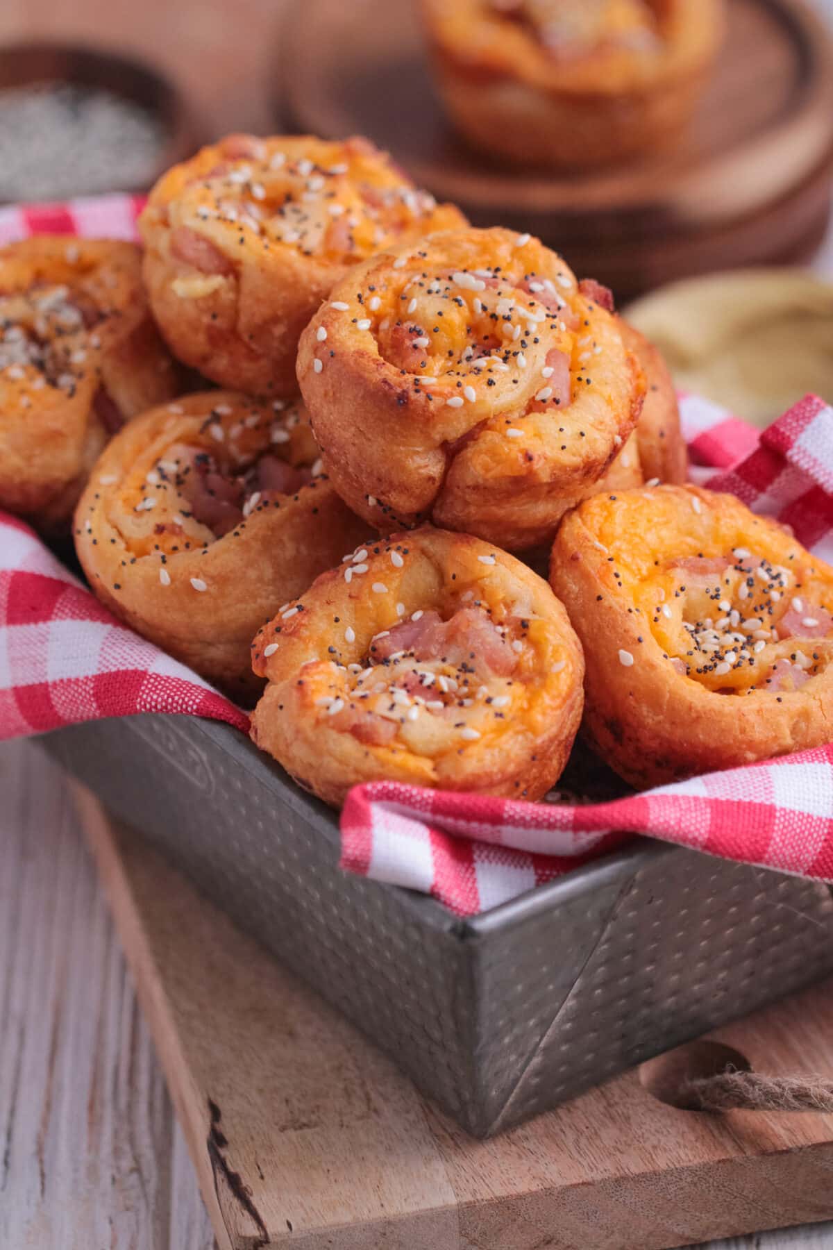 Easy Ham and Cheese Cruffins made with crescent dough, cheddar, ham, garlic butter, and everything bagel seasoning. Perfect for brunch.