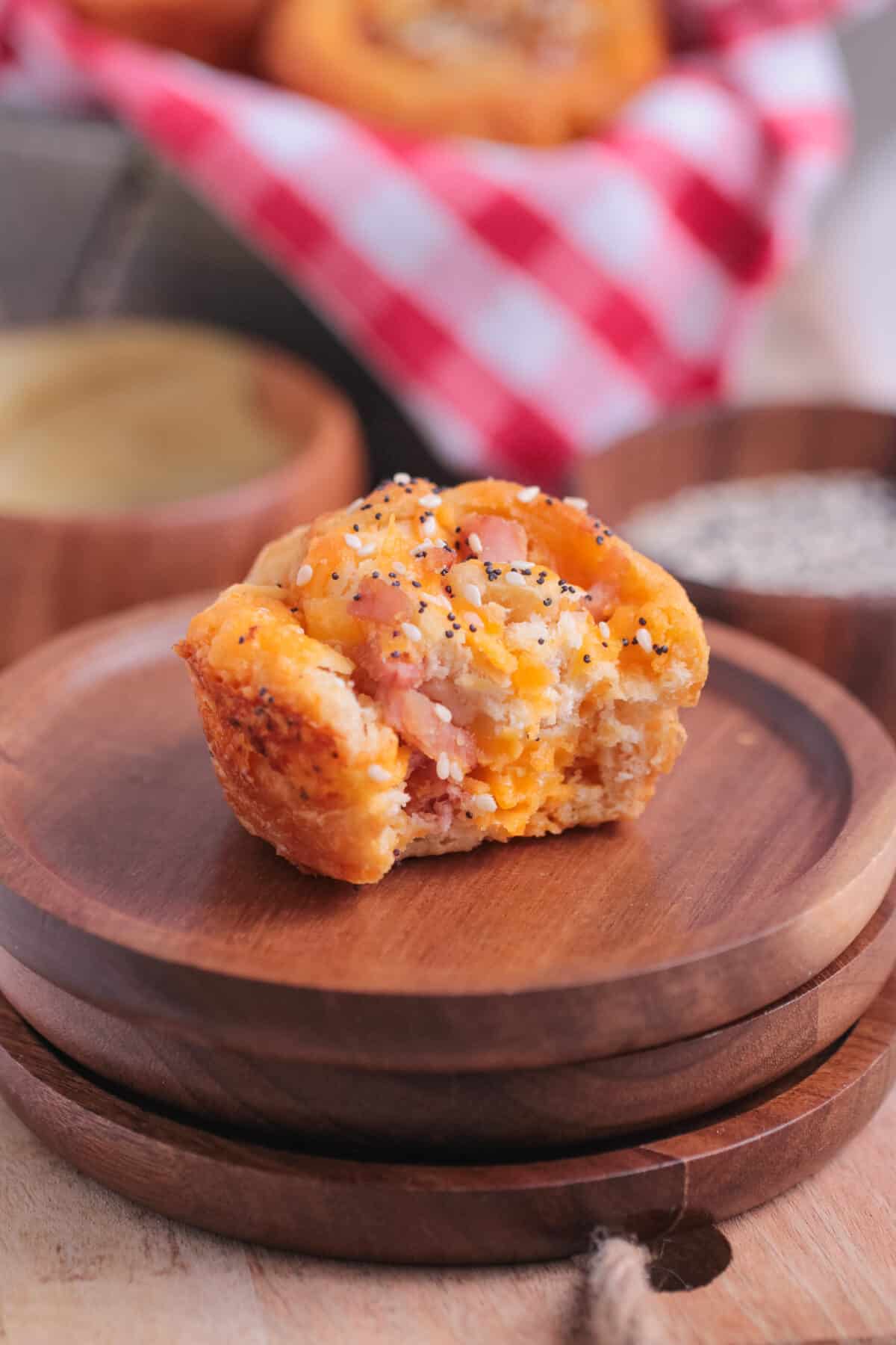 Easy Ham and Cheese Cruffins made with crescent dough, cheddar, ham, garlic butter, and everything bagel seasoning. Perfect for brunch.